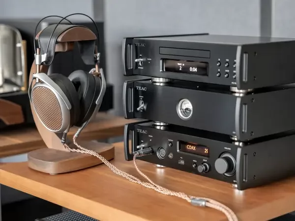 Meze Poet TEAC Audio Centrum Meze Poet TEAC Audio Centrum